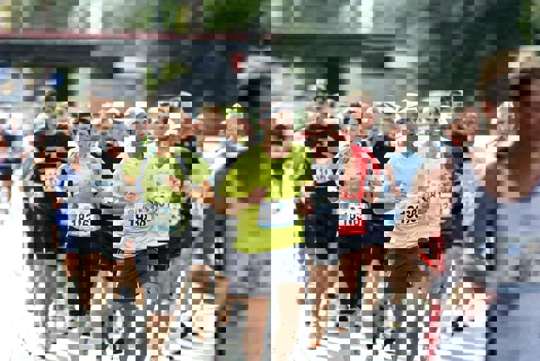 Corrida noturna transforma ruas do centro em pista de atletismo