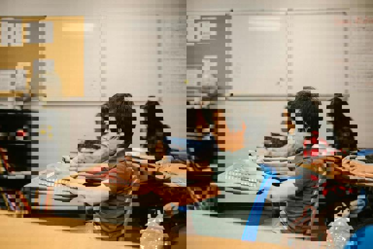 Aprovação de lei proíbe uso de celulares em salas de aula brasileiras